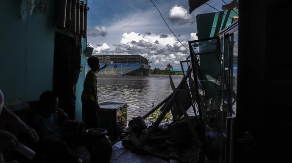 2 Kapal Tongkang Hancurkan Puluhan Rumah Warga di Kalsel