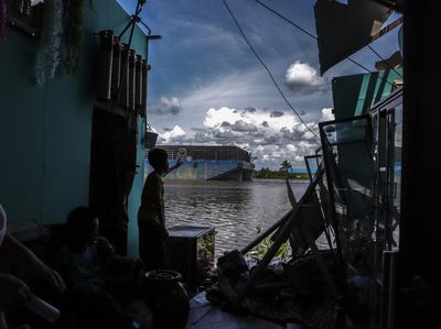 2 Kapal Tongkang Hancurkan Puluhan Rumah Warga di Kalsel