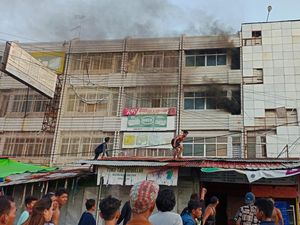 Pasar Sentral Makassar Kebakaran, Damkar Turun Tangan Pasar Sentral Makassar Kebakaran, Damkar Turun Tangan