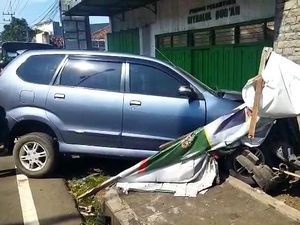 Mobil Pemudik Tabrak Gapura di Mojokerto, Satu Bayi Tewas-2 Orang Luka Mobil Pemudik Tabrak Gapura di Mojokerto, Satu Bayi Tewas-2 Orang Luka