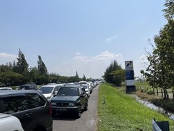 Arus Mudik Mulai Meningkat, Kendaraan Antre Masuk Rest Area Km 166 Tol Cipali