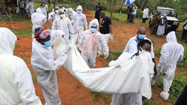 Potret Evakuasi 21 Mayat Korban Aliran Sesat di Kenya