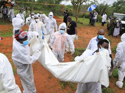 Potret Evakuasi 21 Mayat Korban Aliran Sesat di Kenya