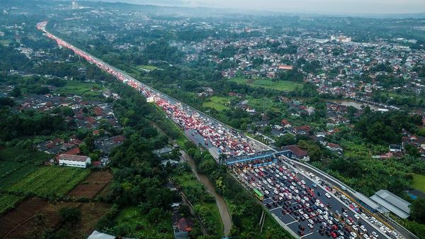 Antrean Ribuan Kendaraan di Exit Tol Ciawi