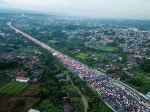 Antrean Ribuan Kendaraan di Exit Tol Ciawi