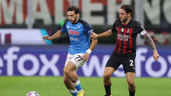 MILAN, ITALY - SEPTEMBER 18: Davide Calabria of AC Milan tussles with Khvicha Kvaratskhelia of SSC Napoli during the Serie A match between AC Milan and SSC Napoli at Stadio Giuseppe Meazza on September 18, 2022 in Milan, Italy. (Photo by Jonathan Moscrop/Getty Images)