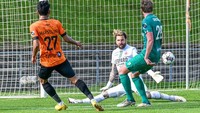 Marselino tampil dari bangku cadangan saat KMSK Deinze melawan Excelsior Virton di Dakota Arena, Deinze, Belgia, Sabtu (22/4/2023). Marselino membuat gol di menit ke-77. (Foto: Twitter @KMSKDeinze_