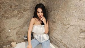 6 Gaya Lala Widy Saat Berpose di Kamar Mandi