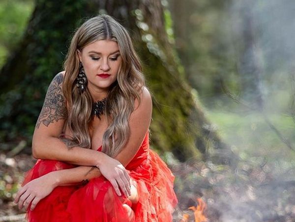 7 Foto Viral Wanita Bikin Pemotretan Perceraian, Bakar Gaun Pengantin