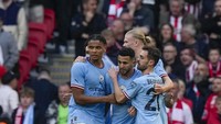 Musim ini, Manchester City masih berpeluang meraih treble. Mereka sudah melangkah ke final Piala FA, semifinal Liga Champions, dan kini ada di urutan kedua klasemen Liga Inggris. Mampukah mereka menjadi tim berikutnya yang menoreh tinta emas tersebut?  Foto: AP/Alastair Grant