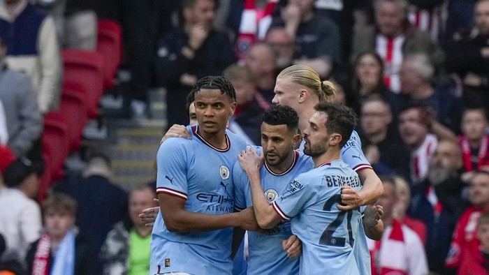 Man City vs Sheffield United Manchester City's Riyad Mahrez celebrates with teammates after scoring his side's opening goal during the English FA Cup semi final soccer match between Manchester City and Sheffield United at Wembley stadium, in London, Saturday, April 22, 2023. (AP Photo/Alastair Grant)