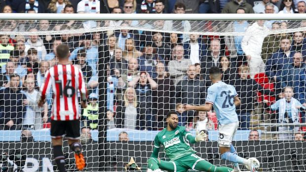 Manchester City's Riyad Mahrez, right, scores his side's second goal during the English FA Cup semi final soccer match between Manchester City and Sheffield United at Wembley stadium, in London, Saturday, April 22, 2023. (AP Photo/David Cliff)