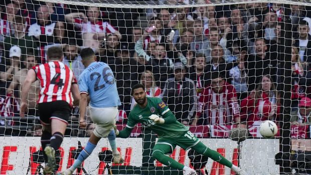 Manchester City's Riyad Mahrez, second left, scores his side's opening goal from penalty spot during the English FA Cup semi final soccer match between Manchester City and Sheffield United at Wembley stadium, in London, Saturday, April 22, 2023. (AP Photo/Alastair Grant)