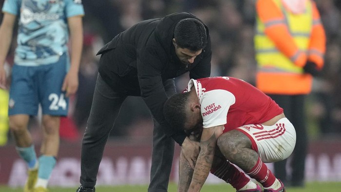 Arsenals manager Mikel Arteta, left, talks to Arsenals Gabriel Jesus at the end of the English Premier League soccer match between Arsenal and Southampton at Emirates stadium in London, Friday, April 21, 2023. (AP Photo/Kirsty Wigglesworth)