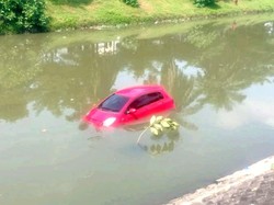 Dipakai Halal Bihalal, Mobil Keluarga Tulungagung Ini Terjun ke Sungai