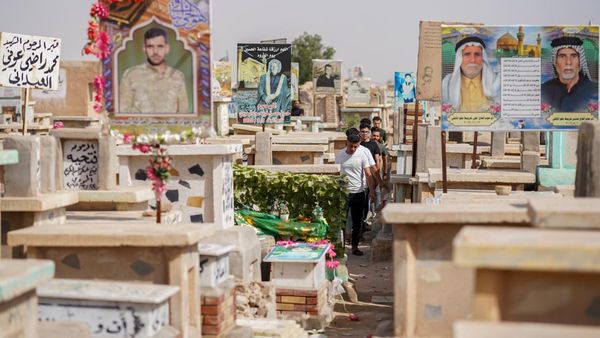 Momen Warga Irak Ziarah Makam saat Idul Fitri