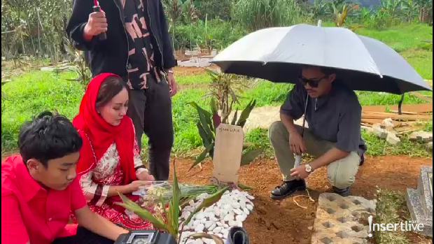 Anak dan cucu di makam Nani Wijaya