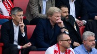 Petinggi Bayern itu terlihat bete menyaksikan permainan Bayern, yang kalah dari Mainz. (Foto: Matthias Hangst/Getty Images)