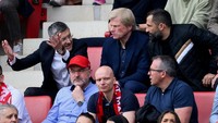 Ketiga pejabat itu beberapa kali tertangkap kamera sedang berdiskusi serius menonton permainan Bayern. (Foto: Matthias Hangst/Getty Images)