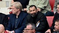 Kahn dan Salihamidzic lebih banyak difoto dengan wajah serius, cenderung cemberut. (Foto: Harry Langer/DeFodi Images via Getty Images)