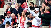 Melawan Mainz, Bayern ditonton langsung para petingginya. Presiden Herbert Hainer, CEO Oliver Kahn, dan Direktur Hasan Salihamidzic duduk menyaksikan tim asuhan Thomas Tuchel. (Foto: Harry Langer/DeFodi Images via Getty Images)