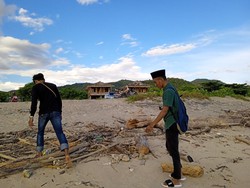 Miris, Pantai Tempat Surfing Favorit Bule di Dompu Ini Penuh Sampah