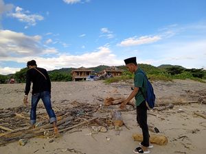 Miris, Pantai Tempat Surfing Favorit Bule di Dompu Ini Penuh Sampah Miris, Pantai Tempat Surfing Favorit Bule di Dompu Ini Penuh Sampah