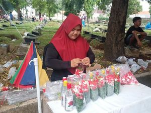 Berkah Pedagang Bunga Musiman Cuan Rp 2 Juta Sehari di Momen Lebaran