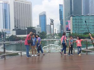 Hari Kedua Lebaran, Pelancong Ramai Berfoto di Anjungan Halte Bundaran HI