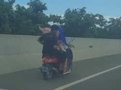 Viral Pemotor Wanita Bonceng 3 Tanpa Helm Masuk Tol Makassar, Dihalau Petugas