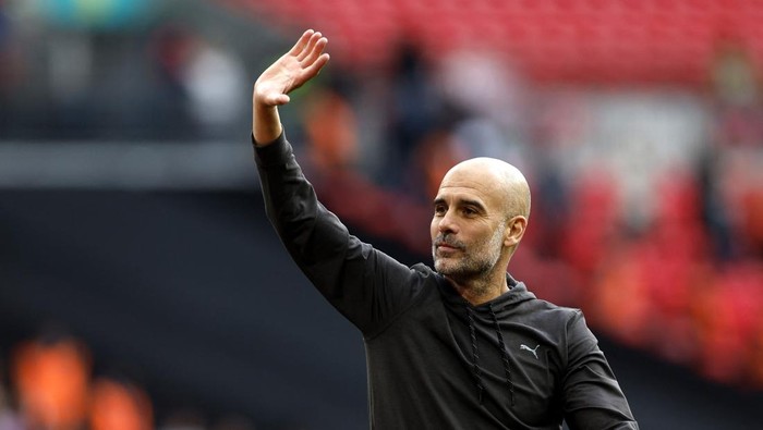 Soccer Football -  FA Cup - Semi Final - Manchester City v Sheffield United - Wembley Stadium, London, Britain - April 22, 2023 Manchester City manager Pep Guardiola acknowledges fans after the match Action Images via Reuters/Jason Cairnduff