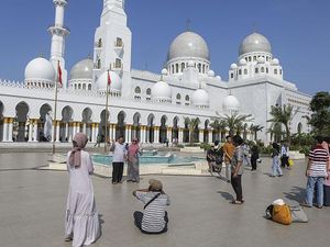 Kisruh Satpam Masjid Sheikh Zayed Dipecat Gegara Terima Tip, eh Dibatalkan Kisruh Satpam Masjid Sheikh Zayed Dipecat Gegara Terima Tip, eh Dibatalkan