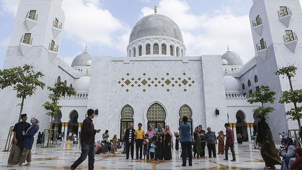 Potret Masjid Sheikh Zayed Solo Diserbu Wisatawan