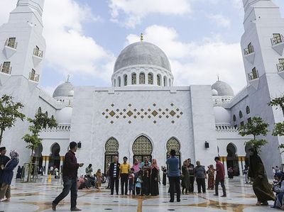 Potret Masjid Sheikh Zayed Solo Diserbu Wisatawan