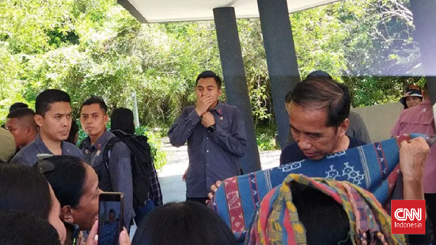 Presiden RI Joko Widodo dan keluarga berkunjung ke Gua Batu Cermin Labuan Bajo, Manggarai Barat, Nusa Tenggara Timur, Minggu (23/4/2023). ANTARA/Fransiska Mariana Nuka/aa.