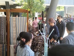 Jokowi Jalan Jongkok Susuri Goa Batu Cermin di Labuan Bajo