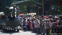 Ragunan Dipenuhi Ribuan Pengunjung saat Hari Kedua Lebaran