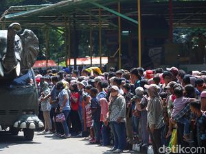 Ragunan Dipenuhi Ribuan Pengunjung saat Hari Kedua Lebaran