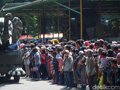 Ragunan Dipenuhi Ribuan Pengunjung saat Hari Kedua Lebaran