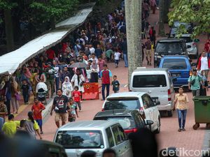 Ragunan Mulai Padat, Polisi Lakukan Pengalihan Arus Lalu Lintas Ragunan Mulai Padat, Polisi Lakukan Pengalihan Arus Lalu Lintas