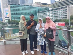 Wisata Sederhana Keluarga Rahma, Foto Bersama di Bawah Terik Kota Jakarta