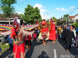 Meriahnya Ritual Barong Ider Bumi di Desa Kemiren Banyuwangi