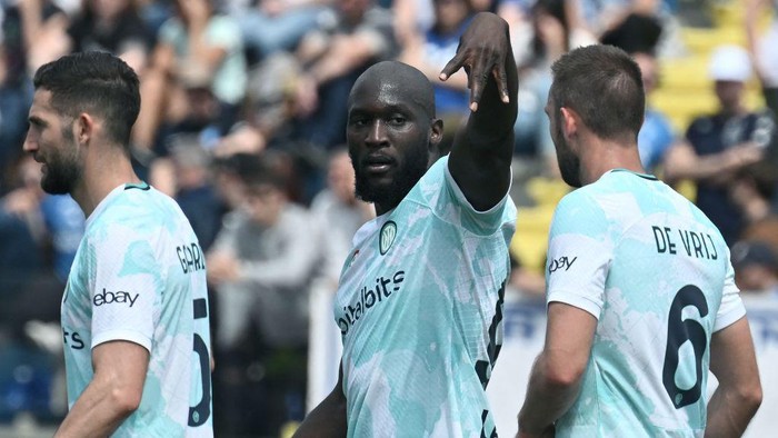 Inter Milans Belgian forward Romelu Lukaku (C) celebrates after scoring his second goal during the Italian Serie A football match between Empoli and Inter on April 23, 2023 at the Carlo-Castellani stadium in Empoli. (Photo by Tiziana FABI / AFP) (Photo by TIZIANA FABI/AFP via Getty Images)