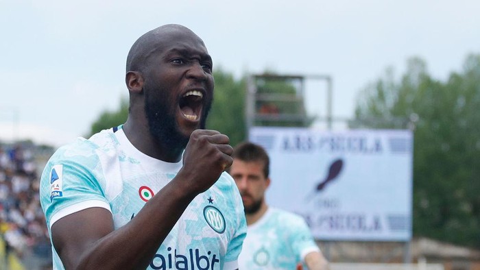 EMPOLI, ITALY - APRIL 23: Romelu Lukaku of FC Internazionale celebrates after scoring his teams first goal during the Serie A match between Empoli FC and FC Internazionale at Stadio Carlo Castellani on April 23, 2023 in Empoli, Italy. (Photo by Matteo Ciambelli/DeFodi Images via Getty Images)