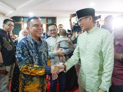 Pakai Baju Koko Hijau, Sandiaga Pamit dari Gerindra