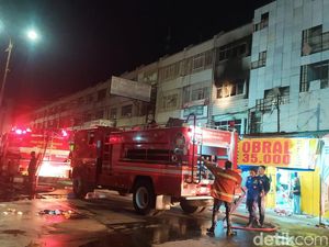 Ruko Tekstil di Pasar Sentral Makassar Terbakar, Diduga Dipicu Korsleting Ruko Tekstil di Pasar Sentral Makassar Terbakar, Diduga Dipicu Korsleting