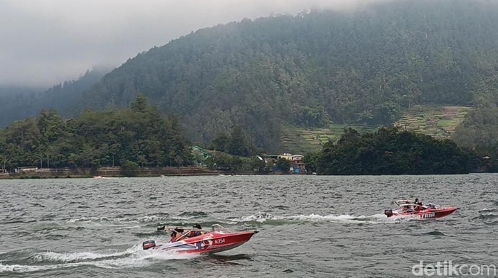 Telaga Sarangan Magetan diserbu pengunjung. Antrean kendaraan mengular Telaga Sarangan Magetan diserbu pengunjung. Antrean kendaraan mengular cek ramalan