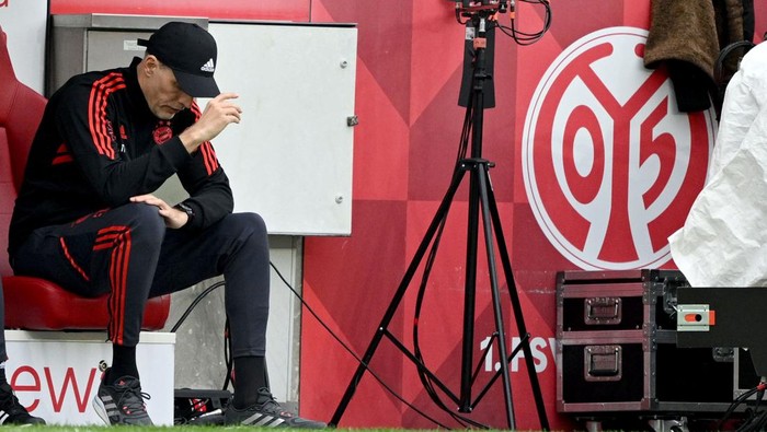 thomas tuchel bayern munich mainz 05 vs bayern munich bundesliga liga jerman MAINZ, GERMANY - APRIL 22: head coach Thomas Tuchel of Bayern Muenchen looks dejected during the Bundesliga match between 1. FSV Mainz 05 and FC Bayern MΓΌnchen at MEWA Arena on April 22, 2023 in Mainz, Germany. (Photo by Harry Langer/DeFodi Images via Getty Images)