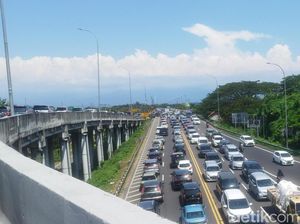 Exit Tol Penompo Mojokerto Macet, Antrean Mengular hingga 2 Km Exit Tol Penompo Mojokerto Macet, Antrean Mengular hingga 2 Km