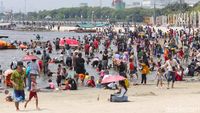 Tumpah Ruah Warga di Pantai Karnaval Ancol